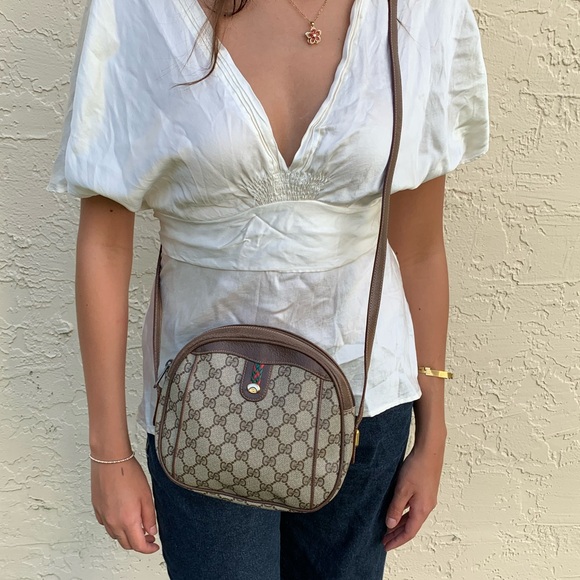 (60) GUCCI 80s Oval Crossbody - Picture 1 of 10